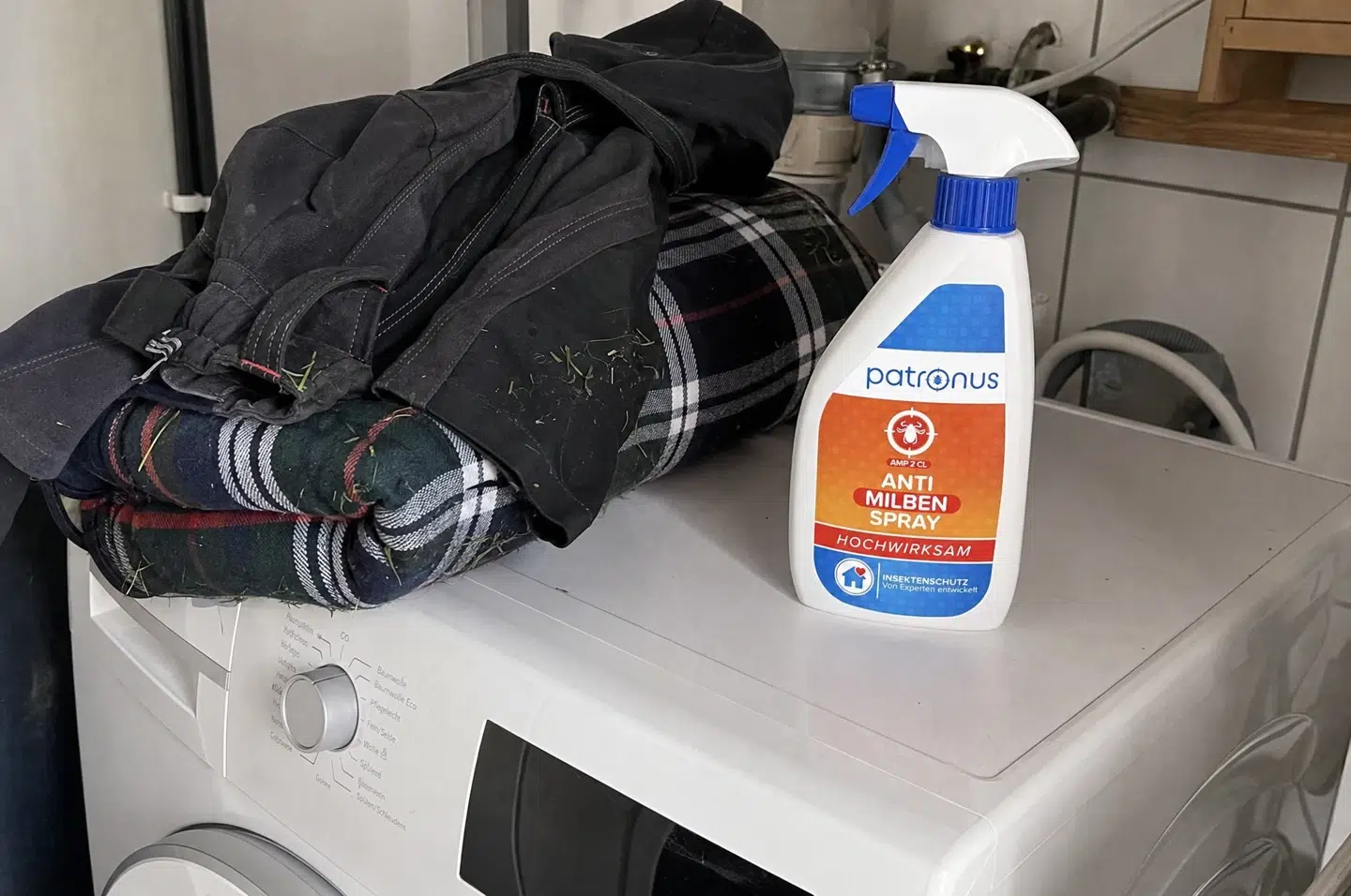 Patronus Milben Spray neben Gartenkleidung als Vorbeugung gegen Grasmilben-Bisse