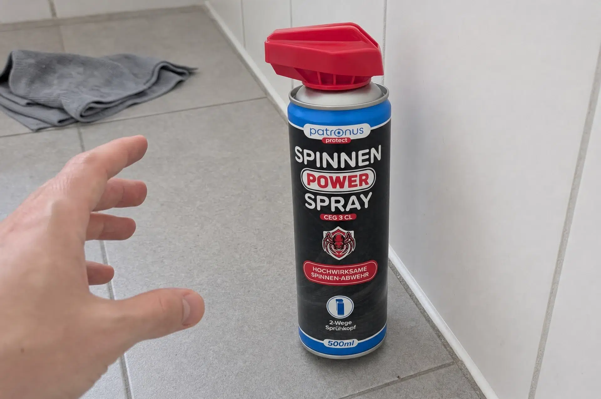 Patronus Spinnen Power Spray an der Wandfuge, um einem Spinnenläufer-Biss vorzubeugen