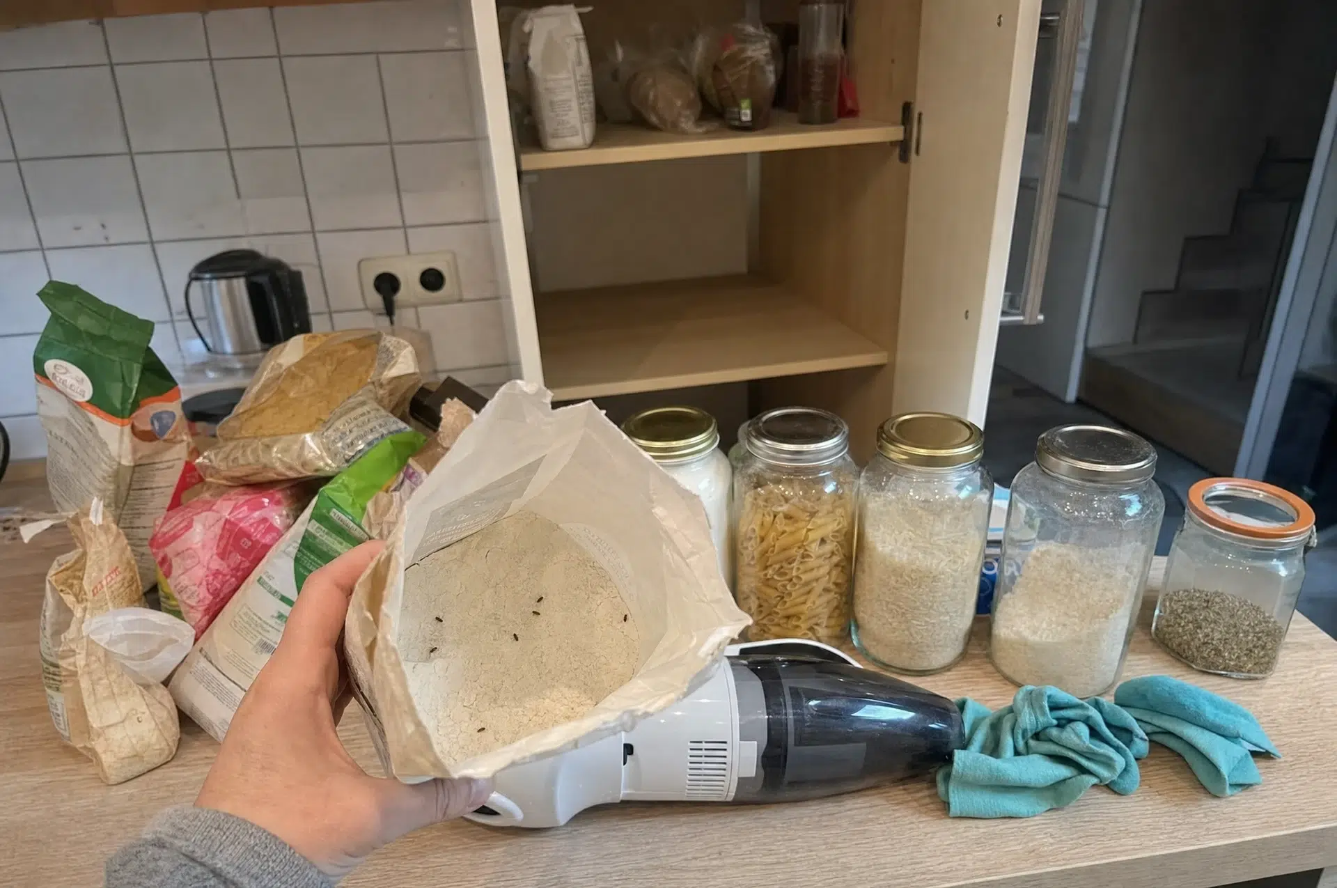 Vorratsschrank ausräumen bei Brotkäfern: Mehltüte mit Käfern und Vorratsgläser